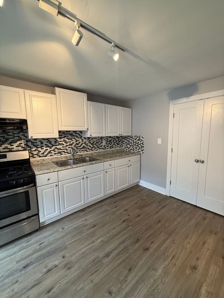 305 Liberty St - Photo 2 of 12