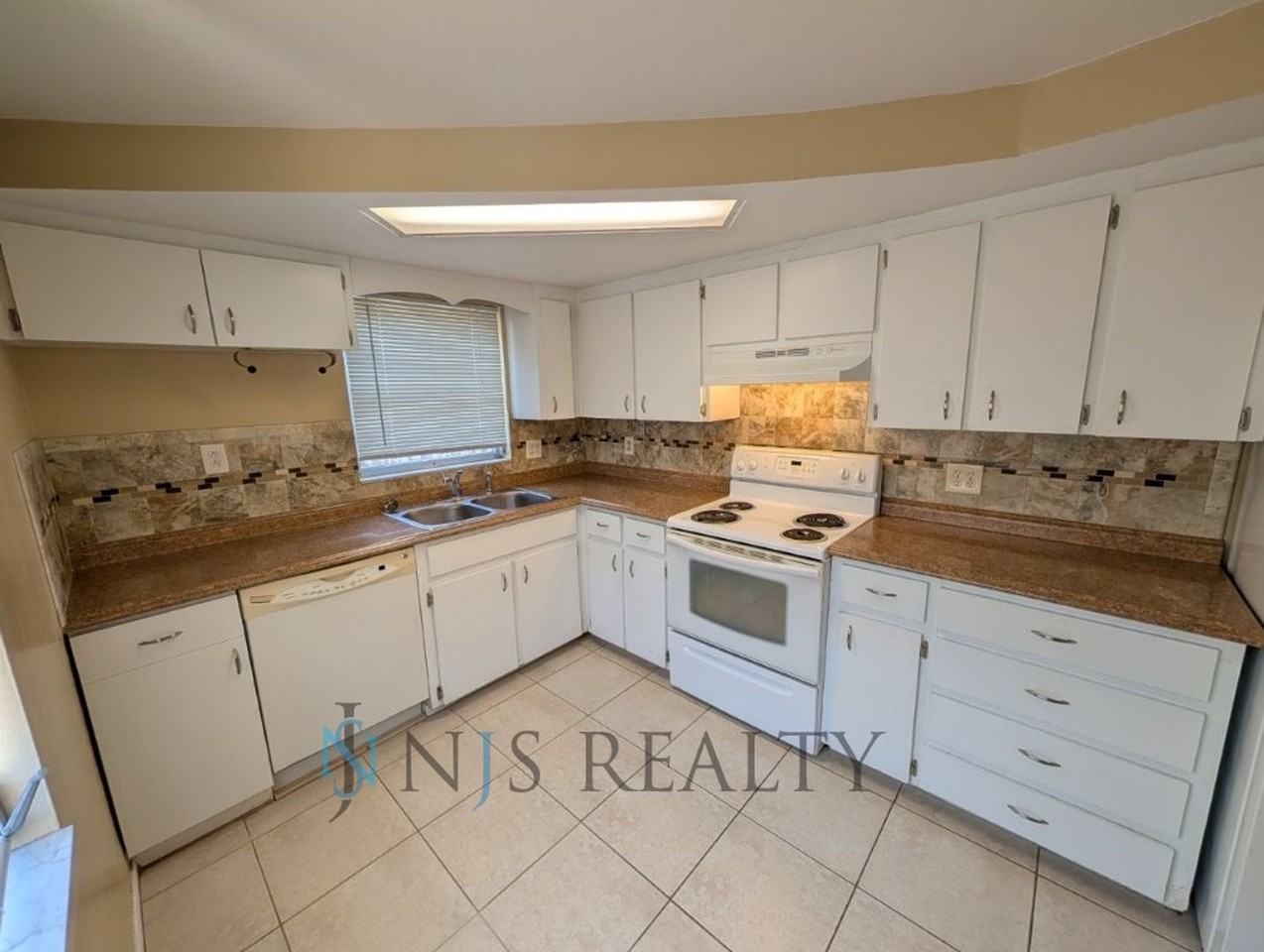 3530 Oxford Dr - Photo 4 of 18