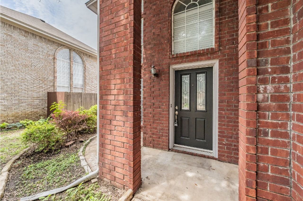 2136 Stoneridge Dr - Photo 3 of 40