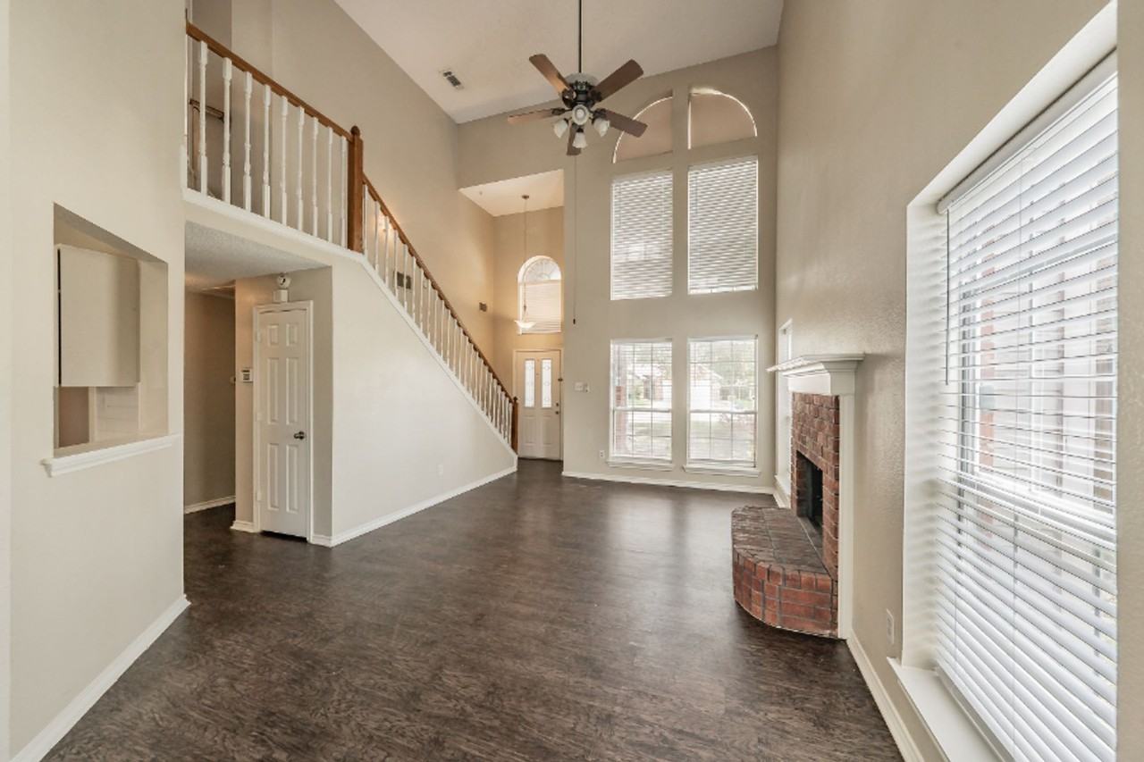 2136 Stoneridge Dr - Photo 4 of 40
