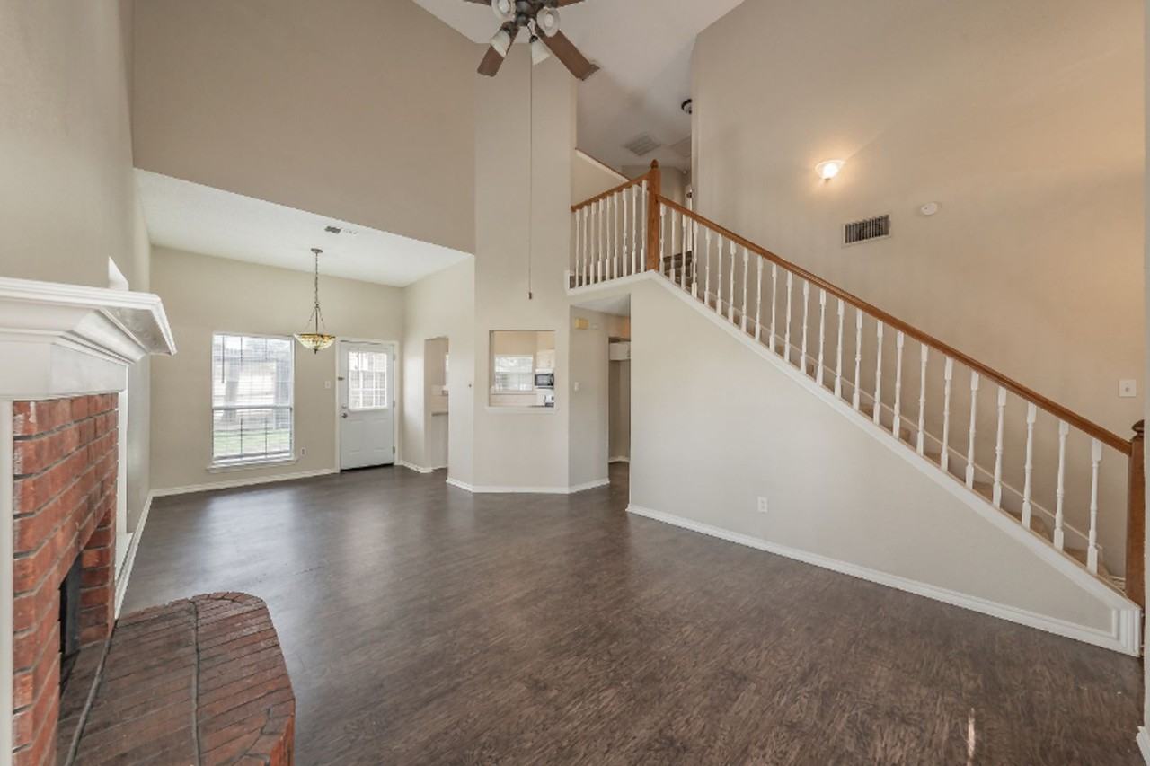 2136 Stoneridge Dr - Photo 5 of 40