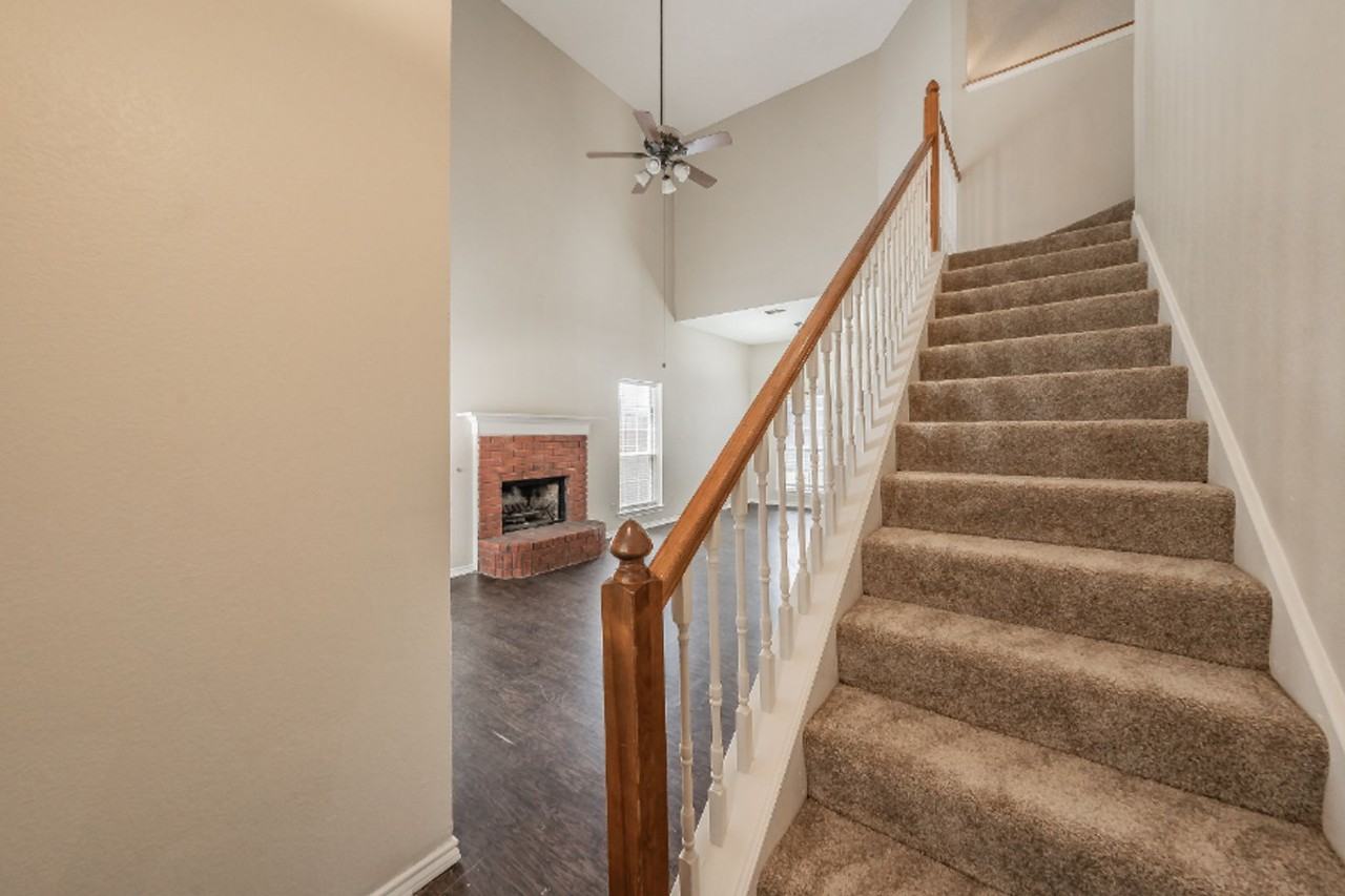 2136 Stoneridge Dr - Photo 7 of 40