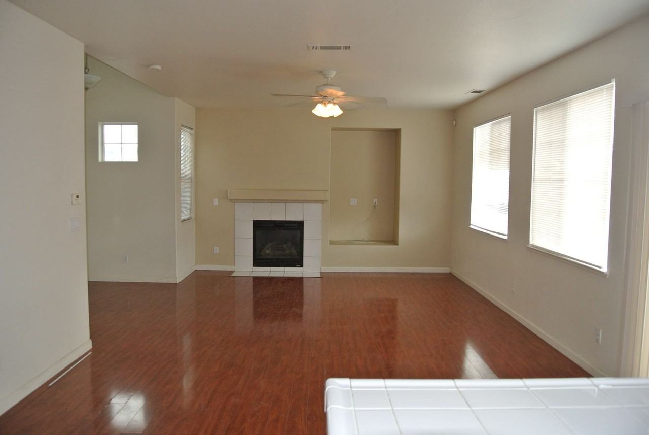 61 Cassia St - Photo 4 of 17