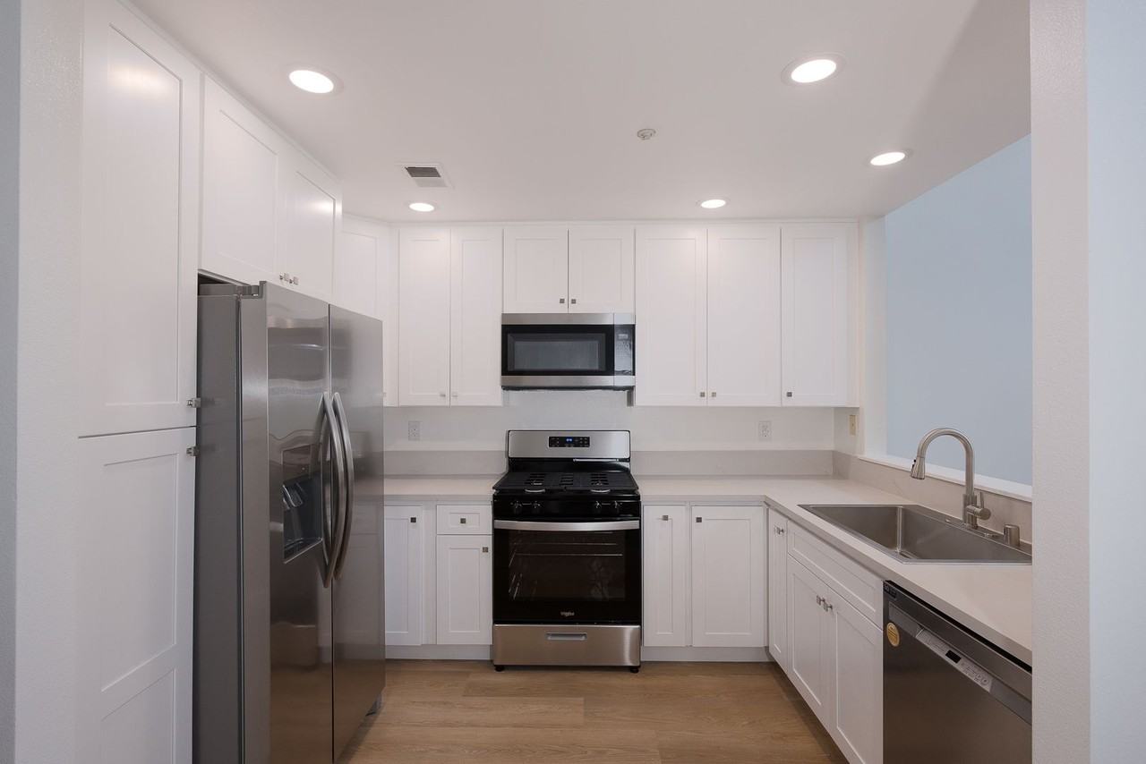 1311 Oyster Pl - Photo 3 of 29