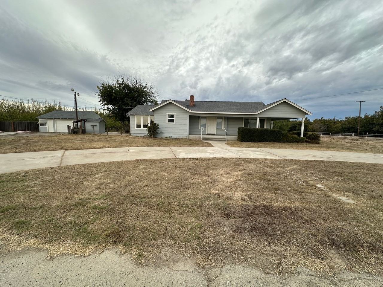 2113 Illinois Ave - Photo 2 of 24