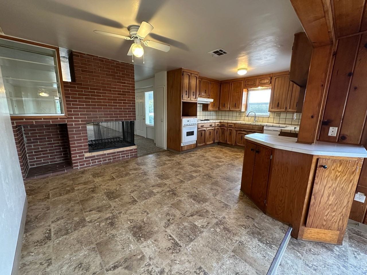 2113 Illinois Ave - Photo 5 of 24