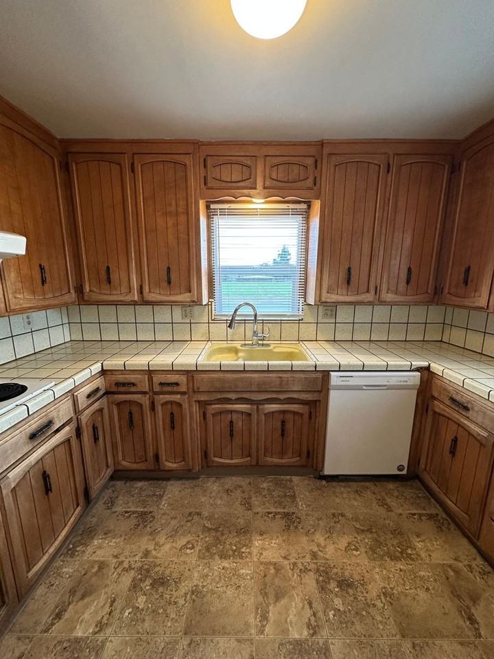 2113 Illinois Ave - Photo 6 of 24