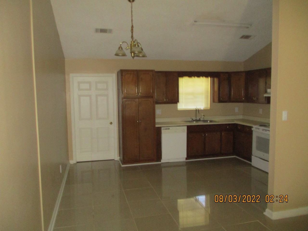 120 Augusta Ct Apt B - Photo 3 of 5