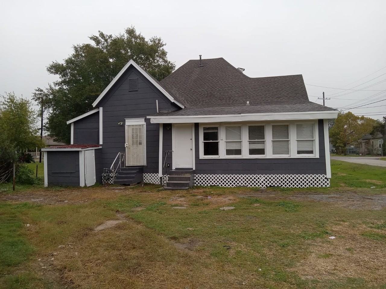 690 Avenue E - Photo 6 of 16