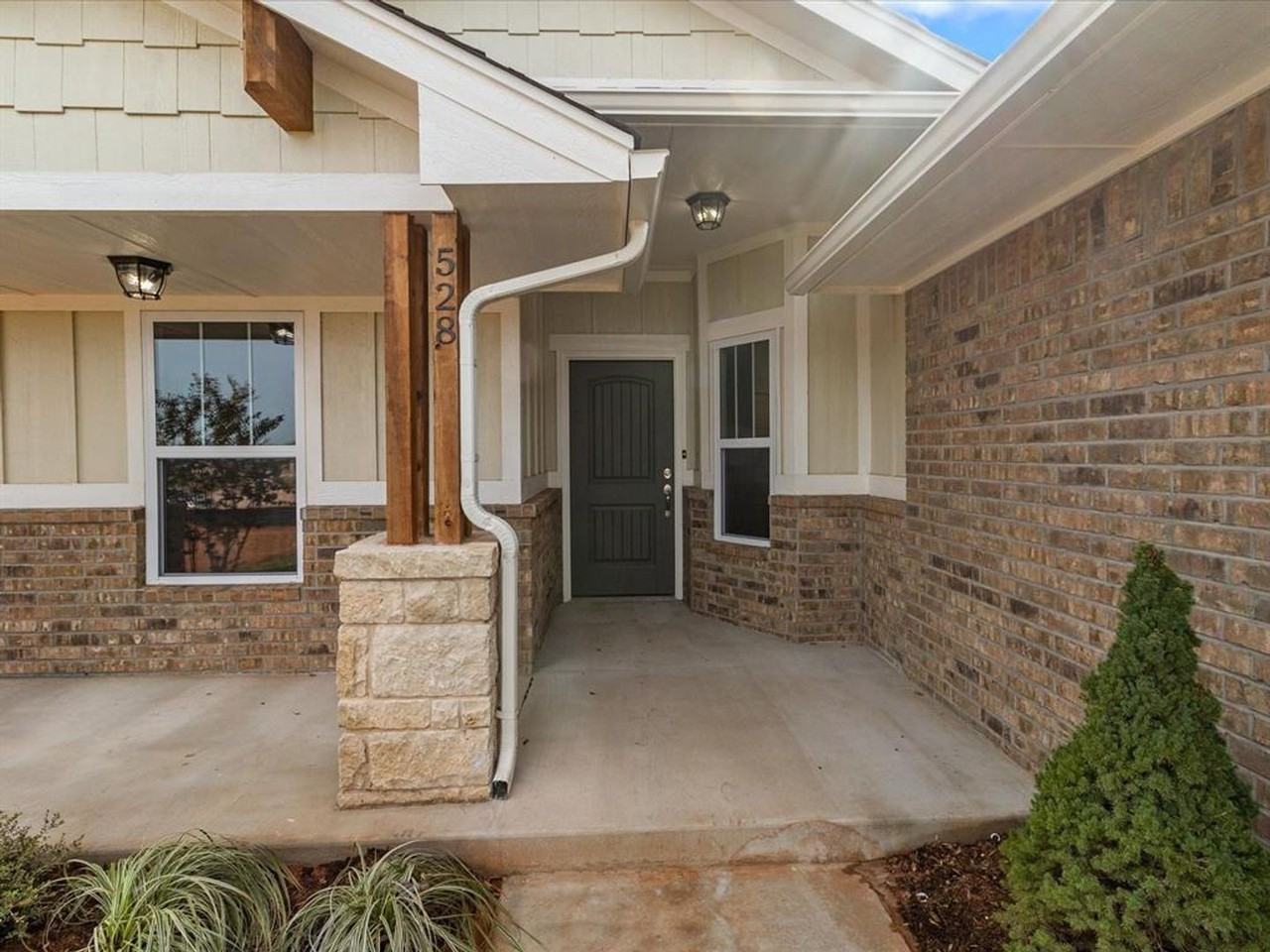 528 Hackberry Ln - Photo 2 of 19
