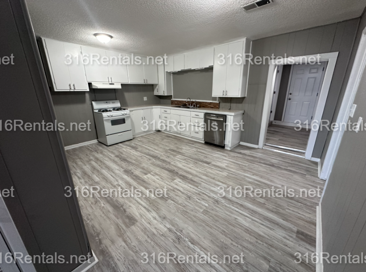 6155 S Hydraulic St - Photo 3 of 12
