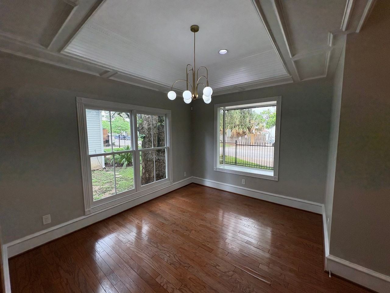 1204 W 39th St - Photo 4 of 40