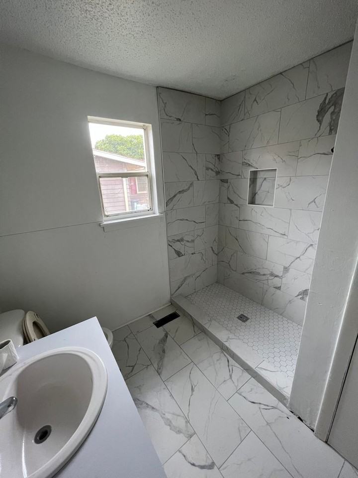 1940 Arrowhead Rd - Photo 2 of 9