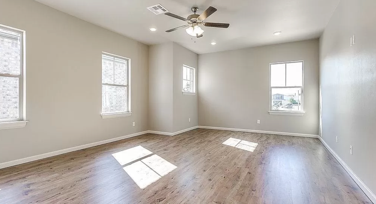 41 E Hurd St - Photo 4 of 9
