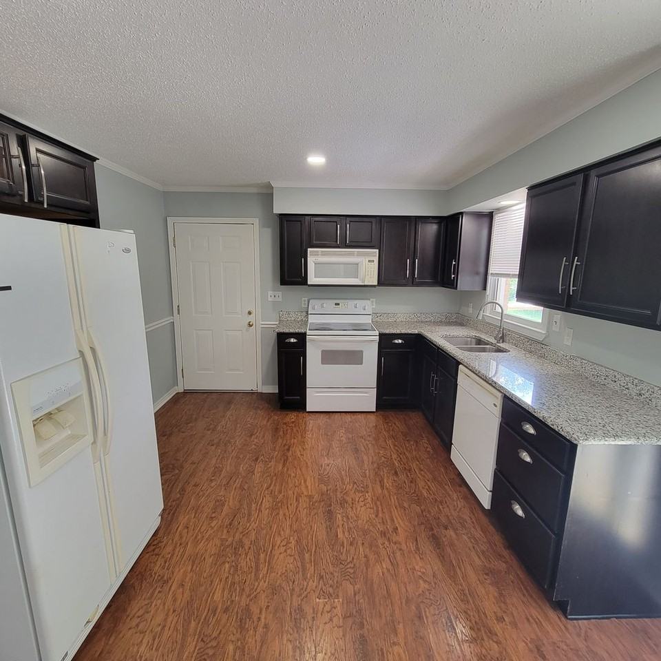 2128 Wildwood Rd - Photo 4 of 15