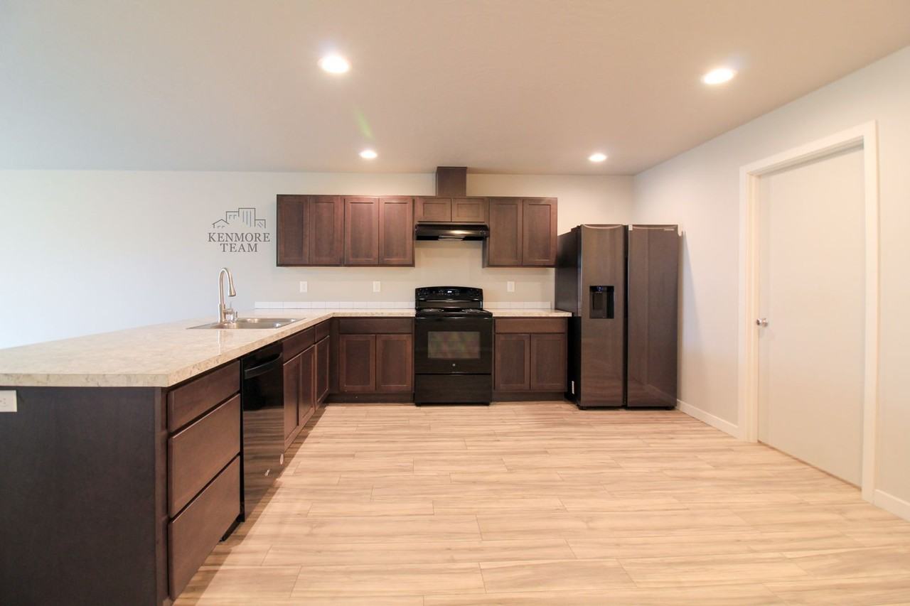 301 S Cedar Ave - Photo 2 of 12