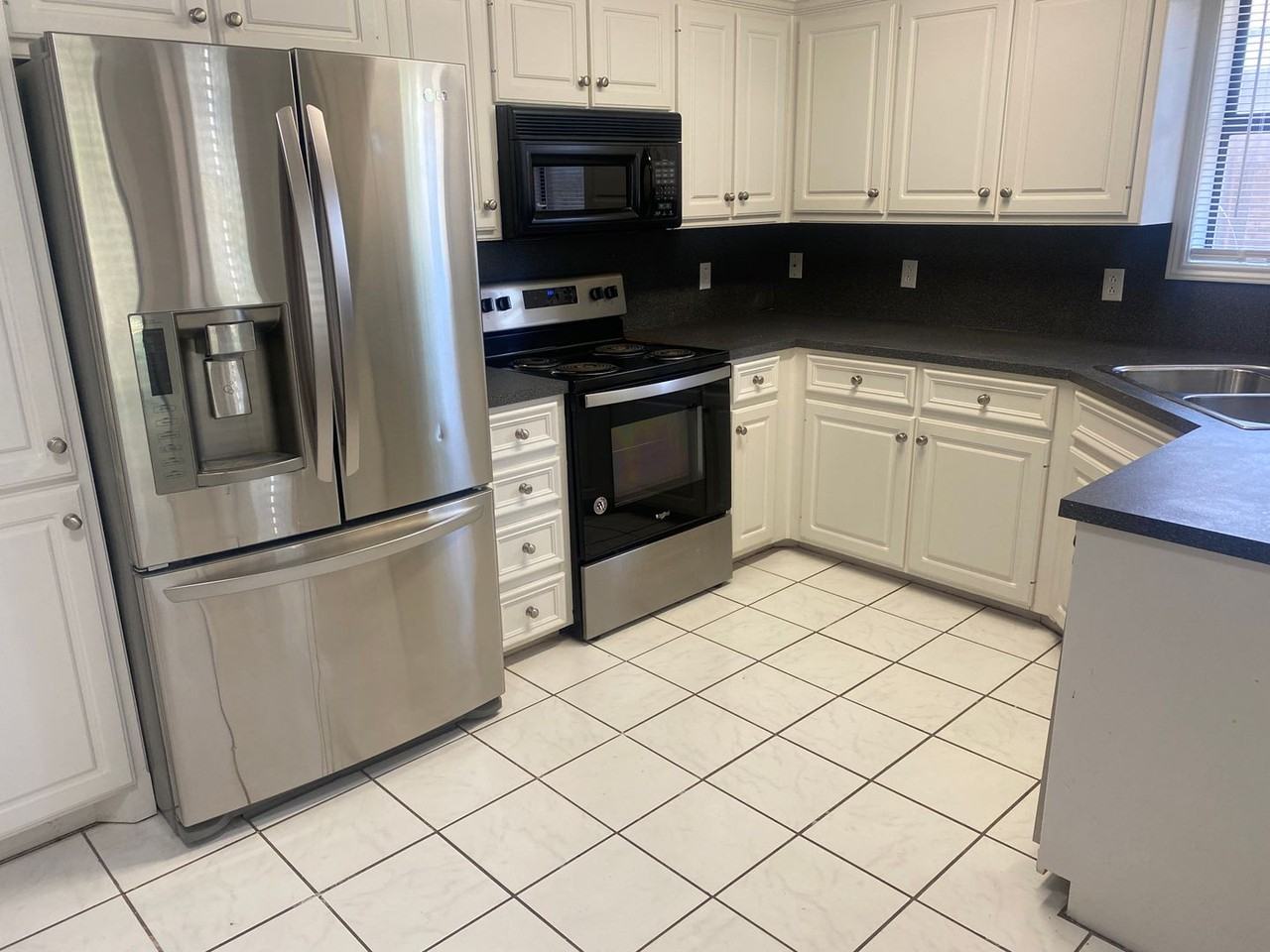 2204 93rd St - Photo 3 of 10