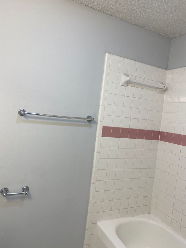 2204 93rd St - Photo 5 of 10