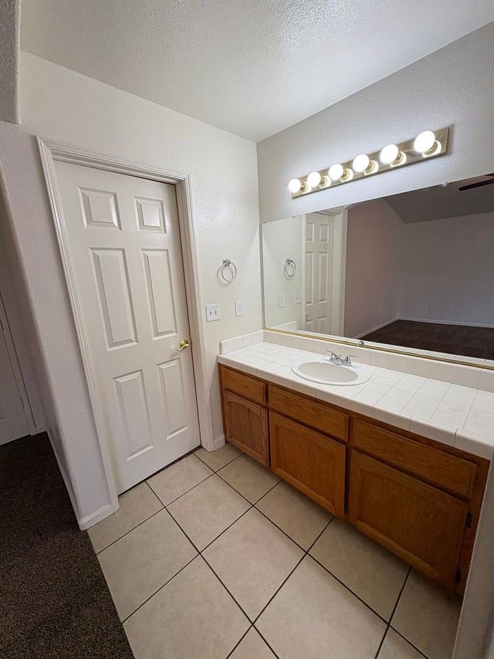 723 N Simon St - Photo 5 of 38