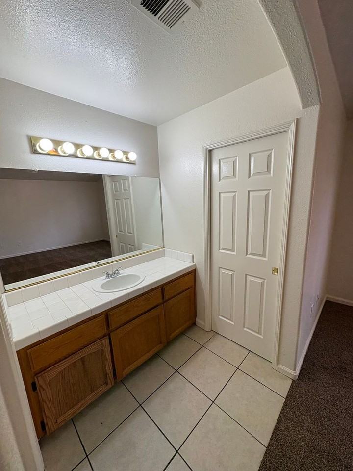 723 N Simon St - Photo 6 of 38