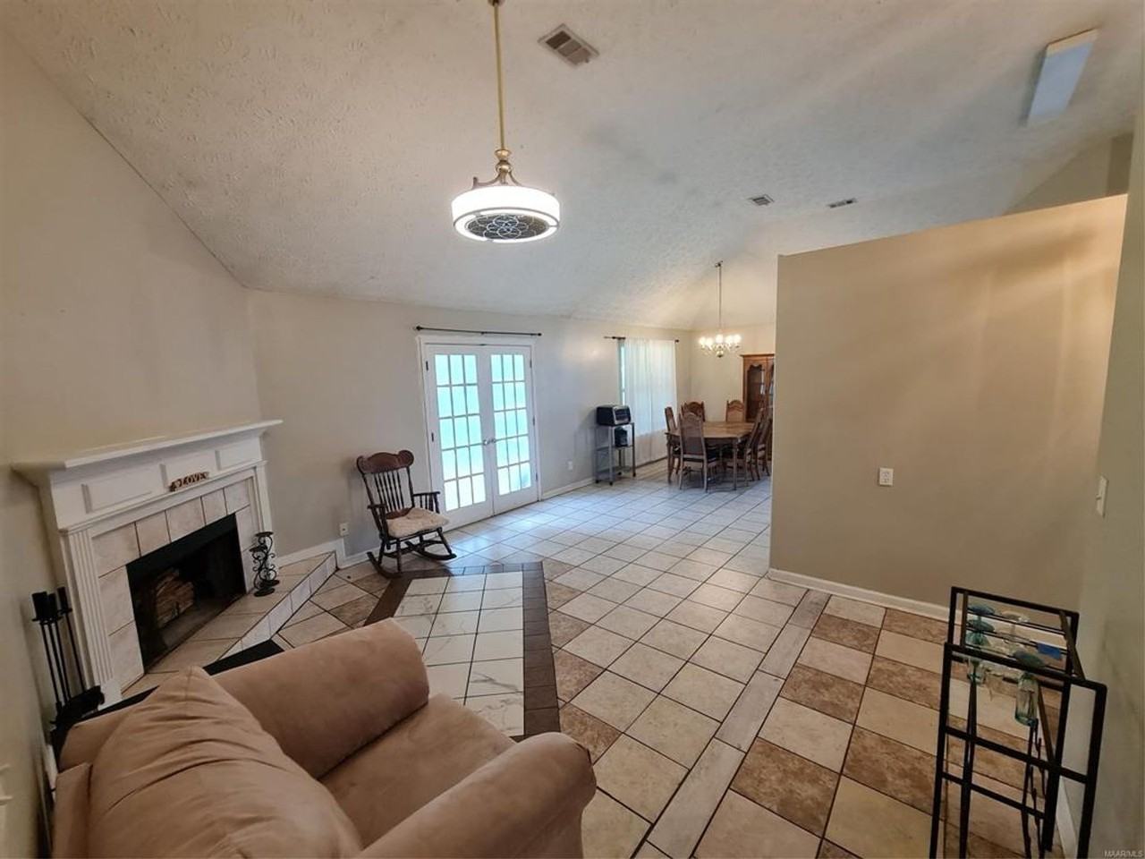 123 Meadowview Dr - Photo 3 of 22