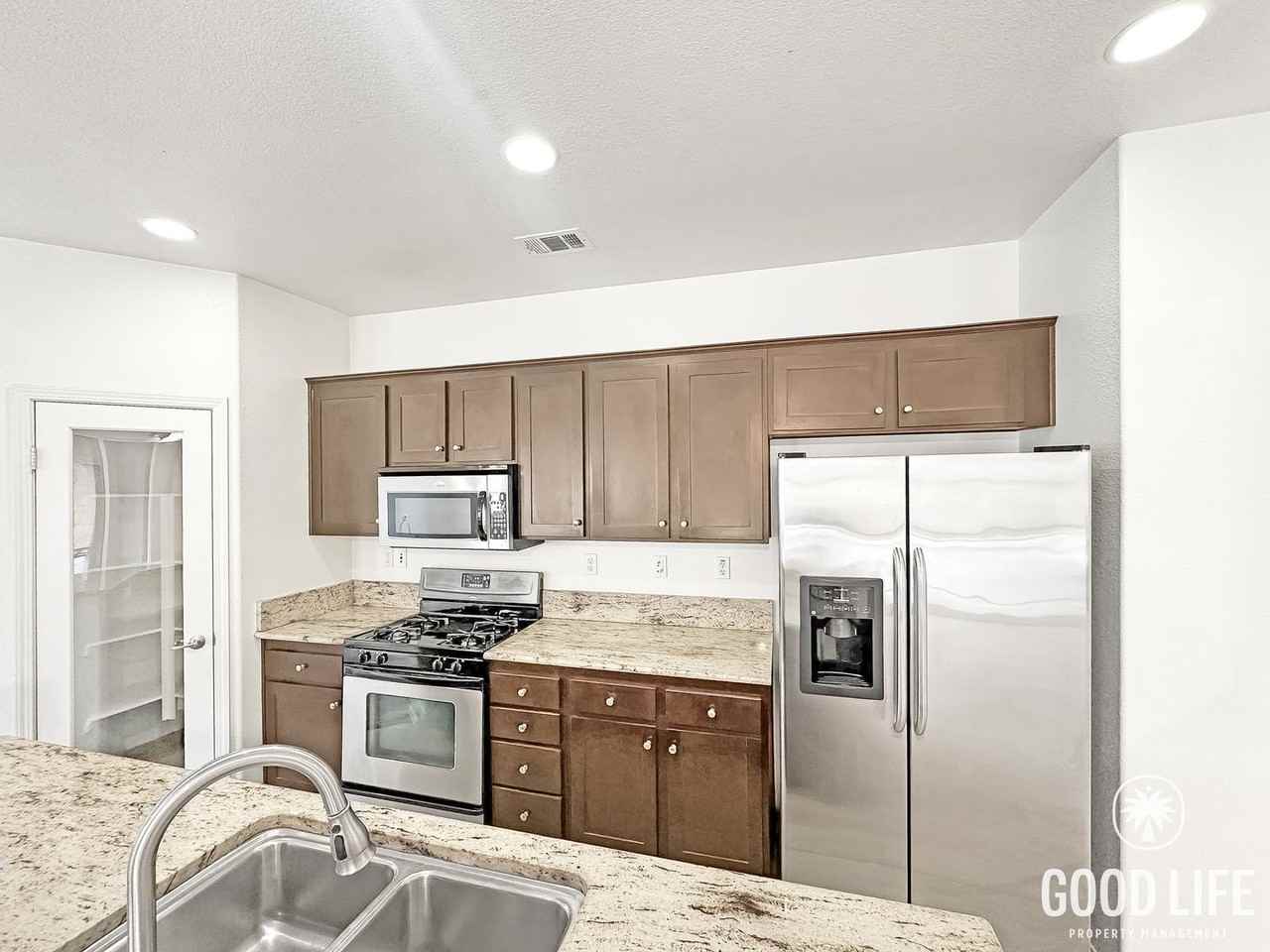 425 S Meadowbrook Dr #133 - Photo 3 of 21