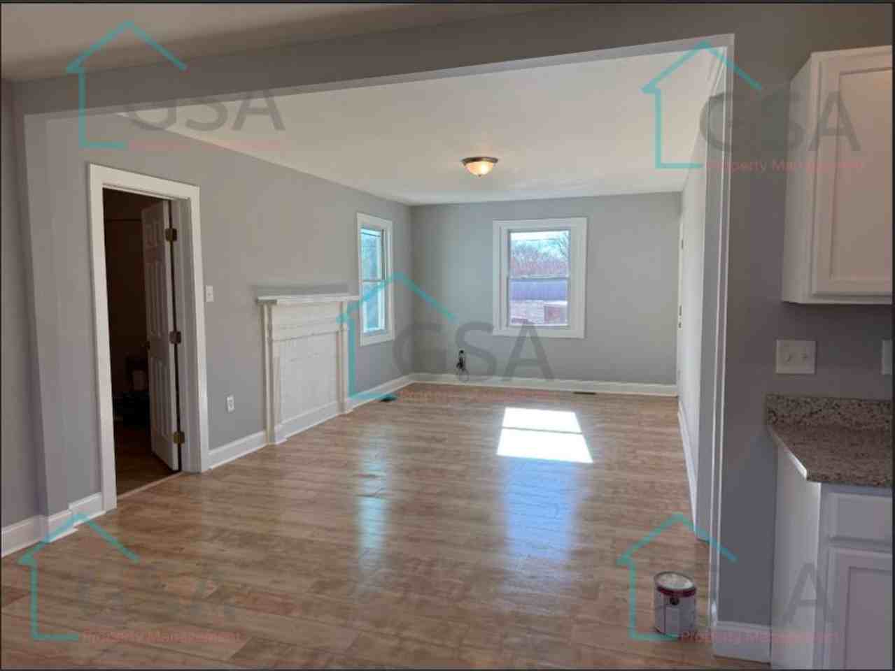 694 Saxon Ave - Photo 4 of 22