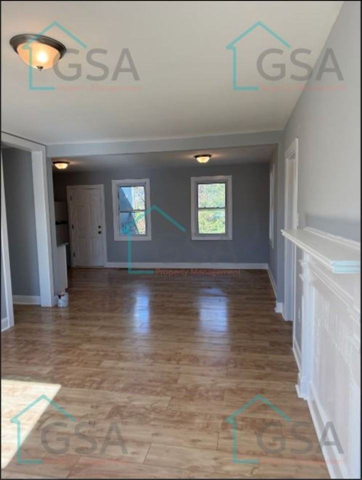 694 Saxon Ave - Photo 5 of 22