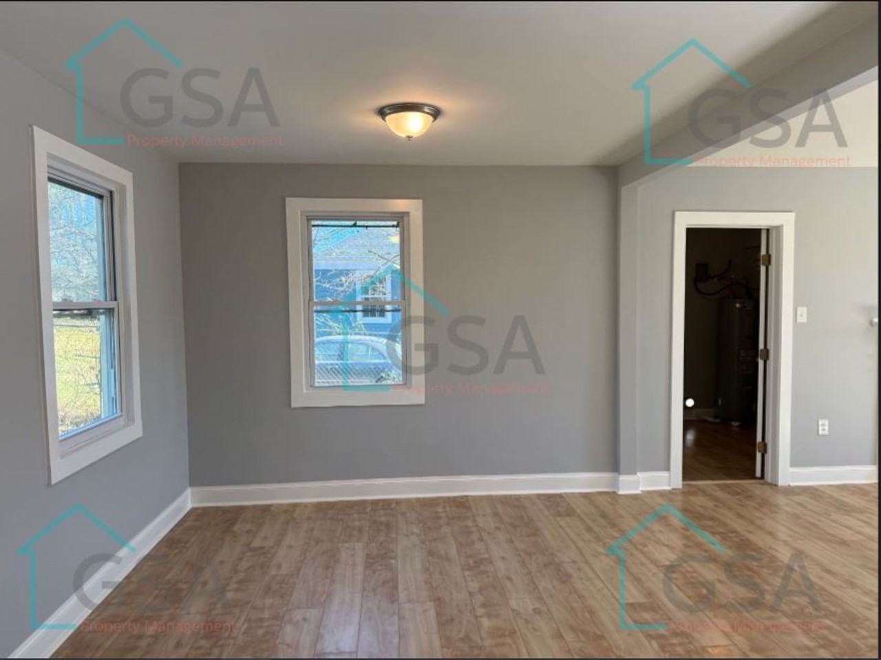 694 Saxon Ave - Photo 7 of 22