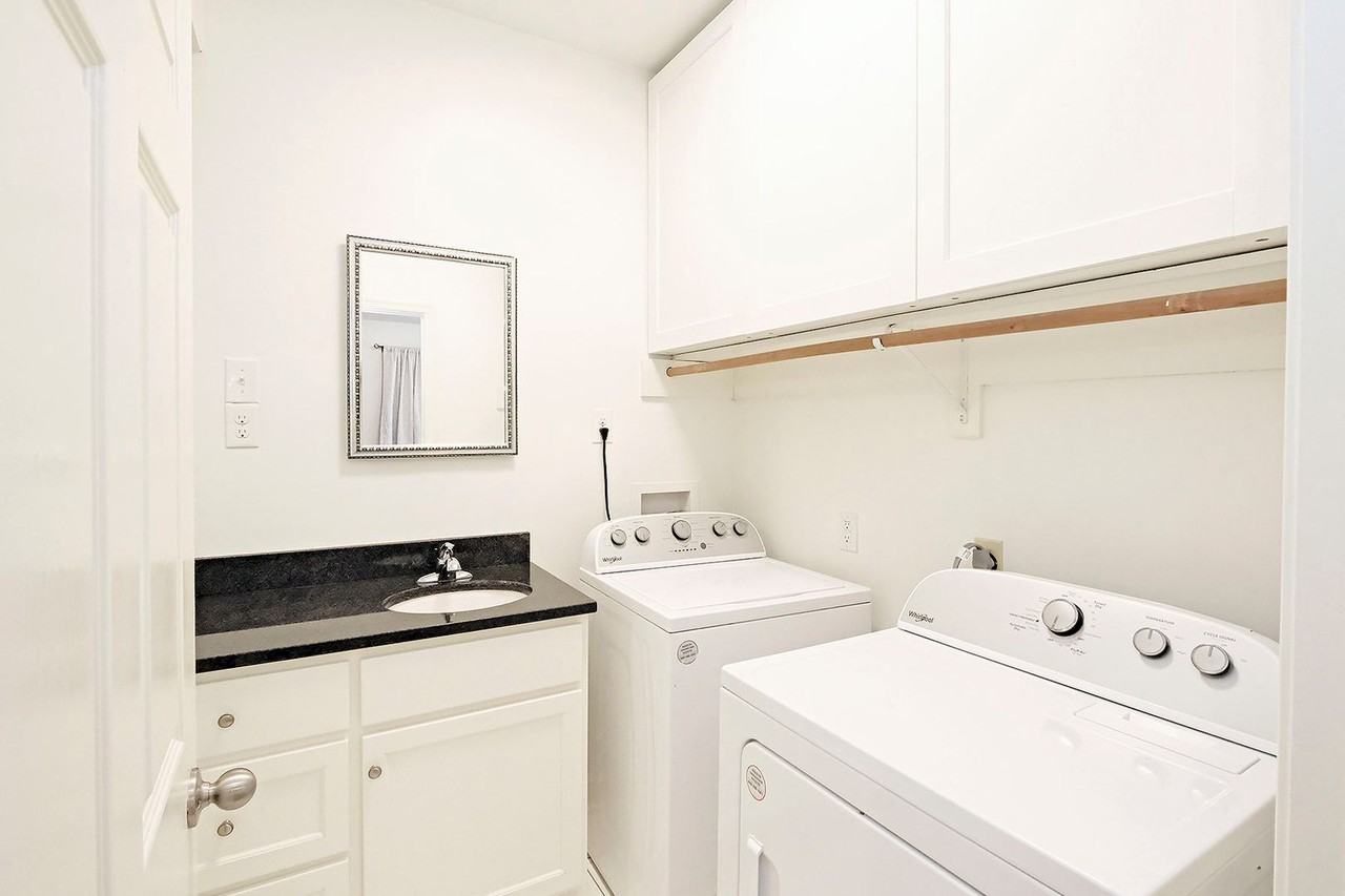 1201 Poplar St #B - Photo 6 of 12