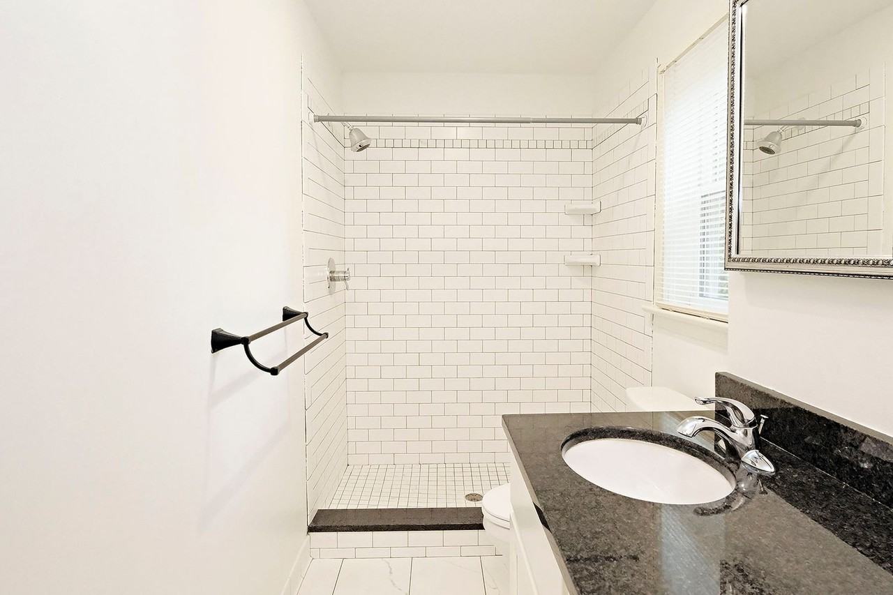 1201 Poplar St #B - Photo 7 of 12