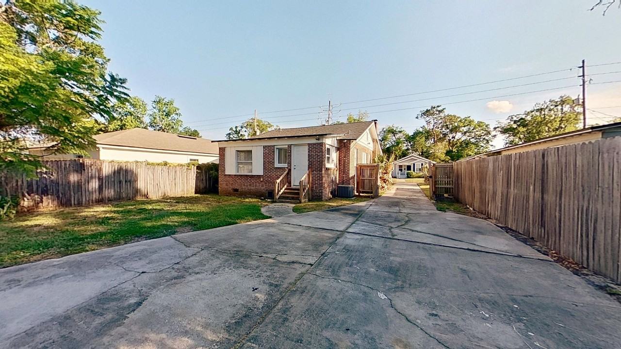 4633 Kingsbury St - Photo 2 of 34