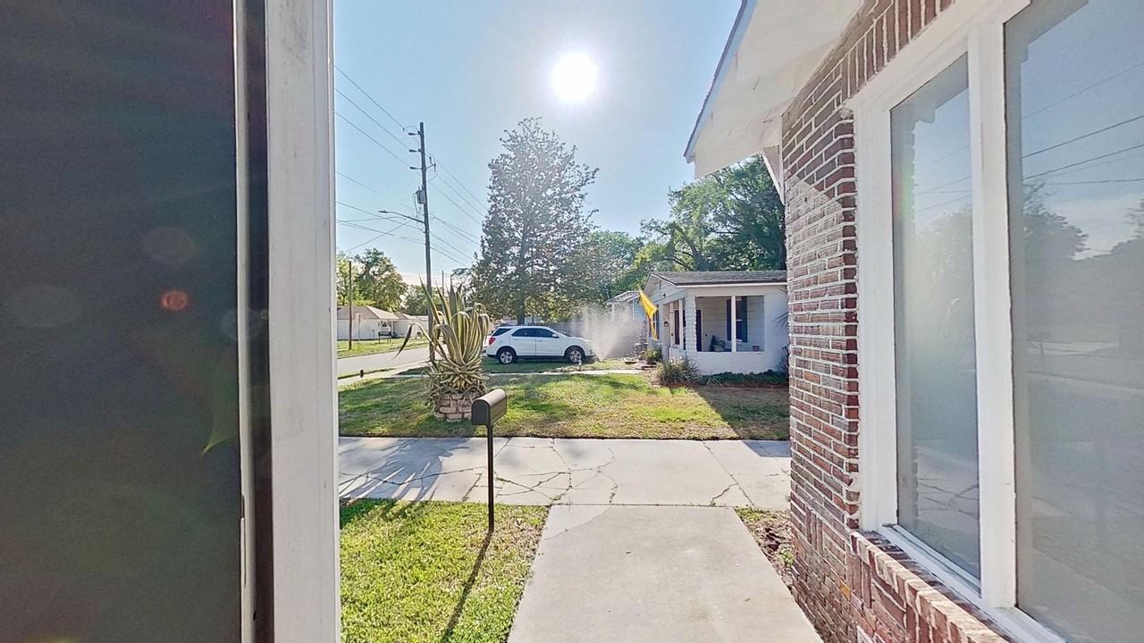 4633 Kingsbury St - Photo 4 of 34