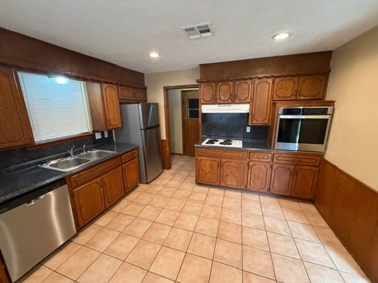 1918 Oakhill Dr - Photo 3 of 20