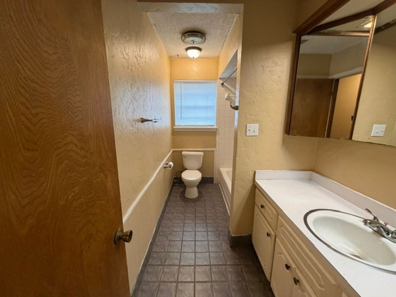1918 Oakhill Dr - Photo 4 of 20