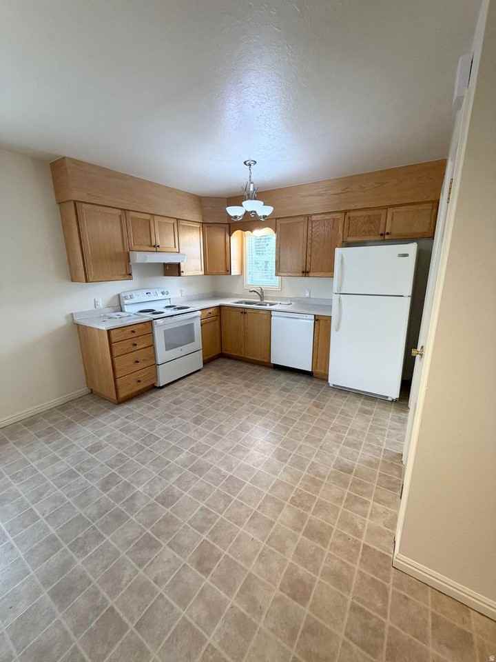 4910 S 900 E - Photo 4 of 24