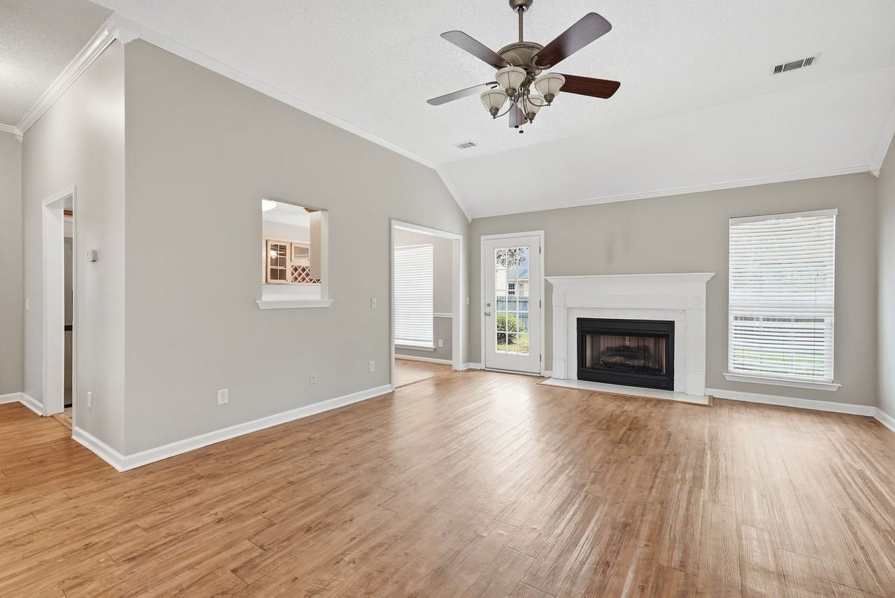 124 Hall St - Photo 5 of 45