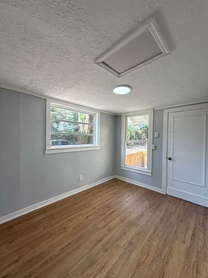 5168 Crooked Ln - Photo 4 of 6