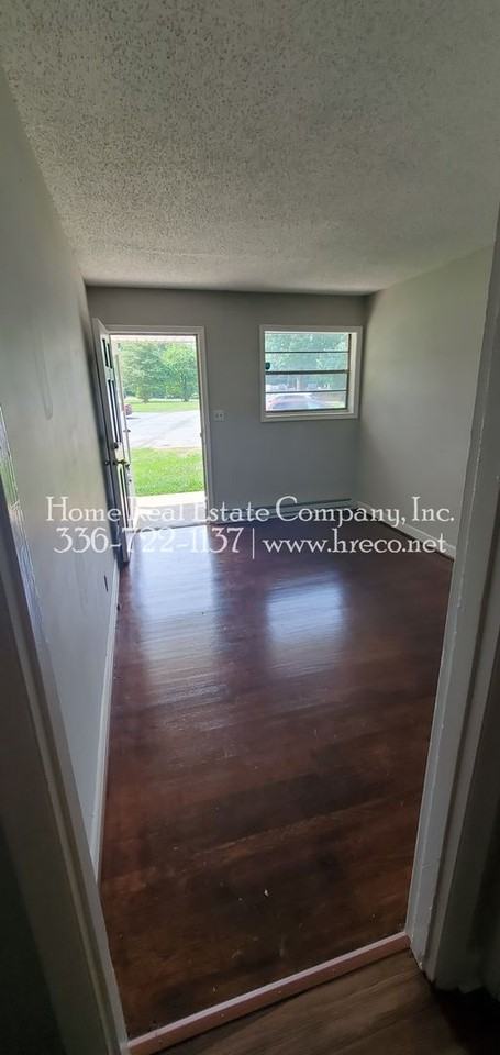 135 E Wall St #7 - Photo 3 of 4