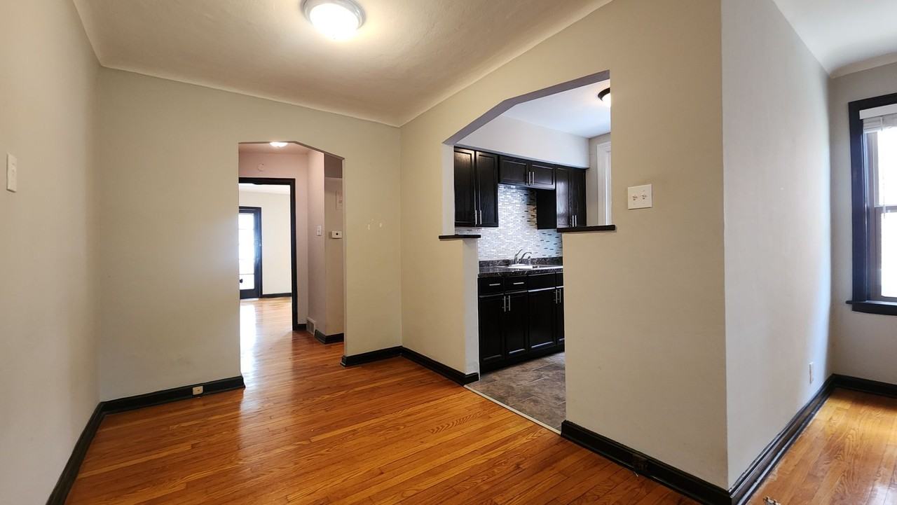 6362-64 Sutherland - Photo 2 of 14