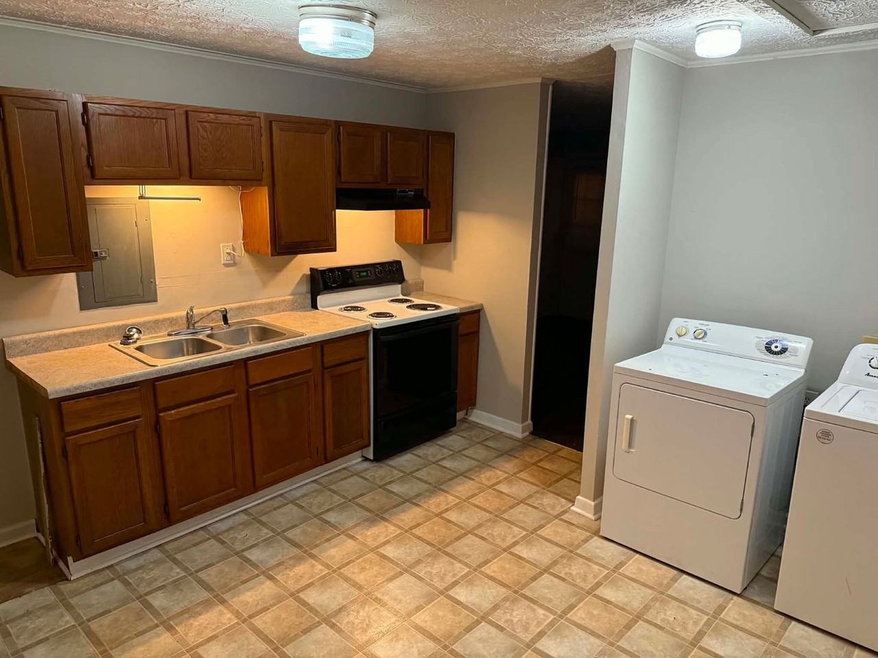 166 Latimer Rd - Photo 5 of 11