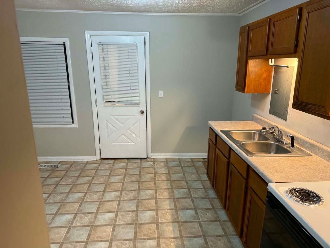 166 Latimer Rd - Photo 6 of 11