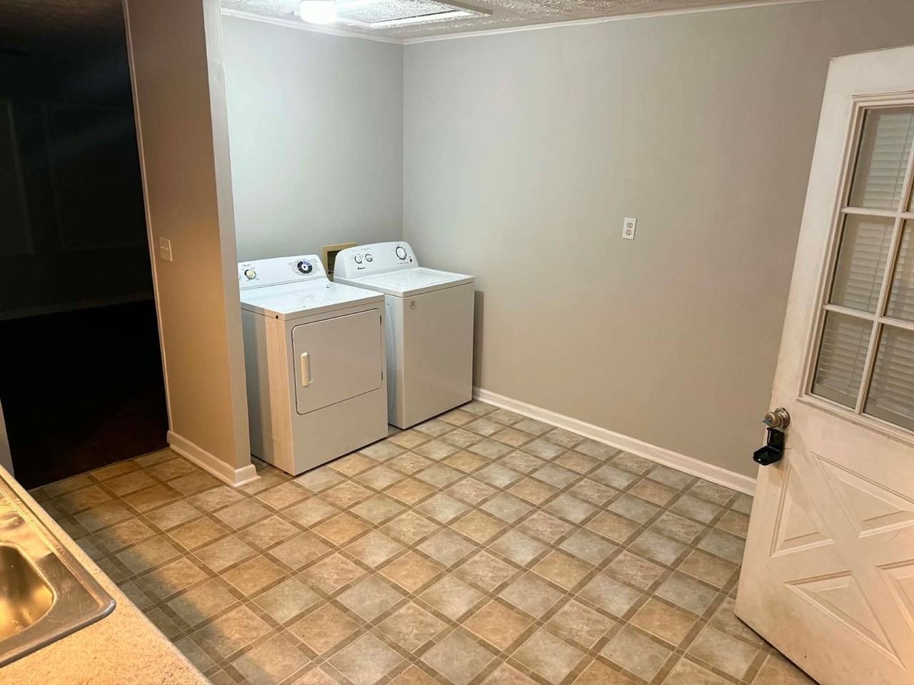 166 Latimer Rd - Photo 7 of 11