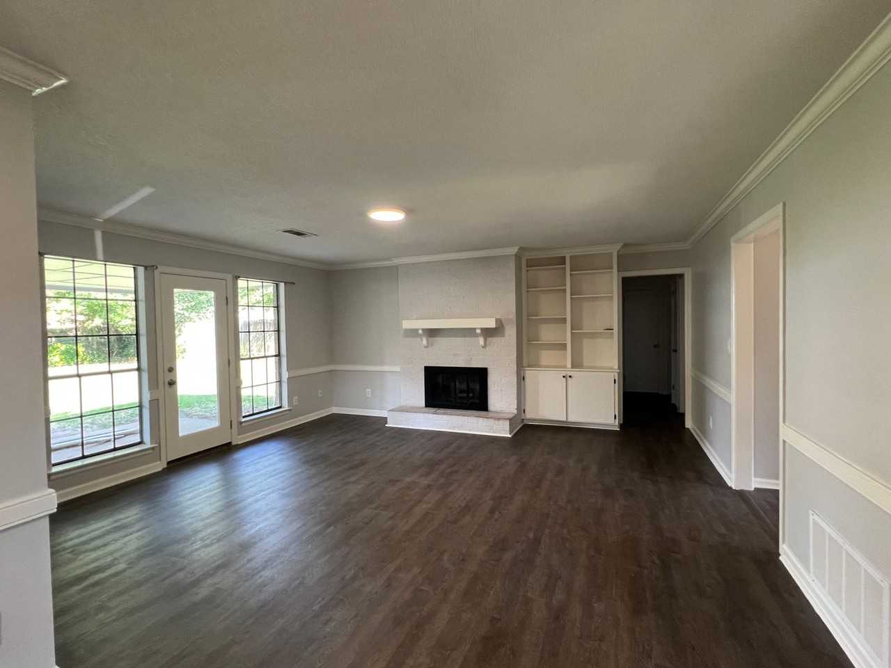 3233 Hillcrest Ln - Photo 2 of 18
