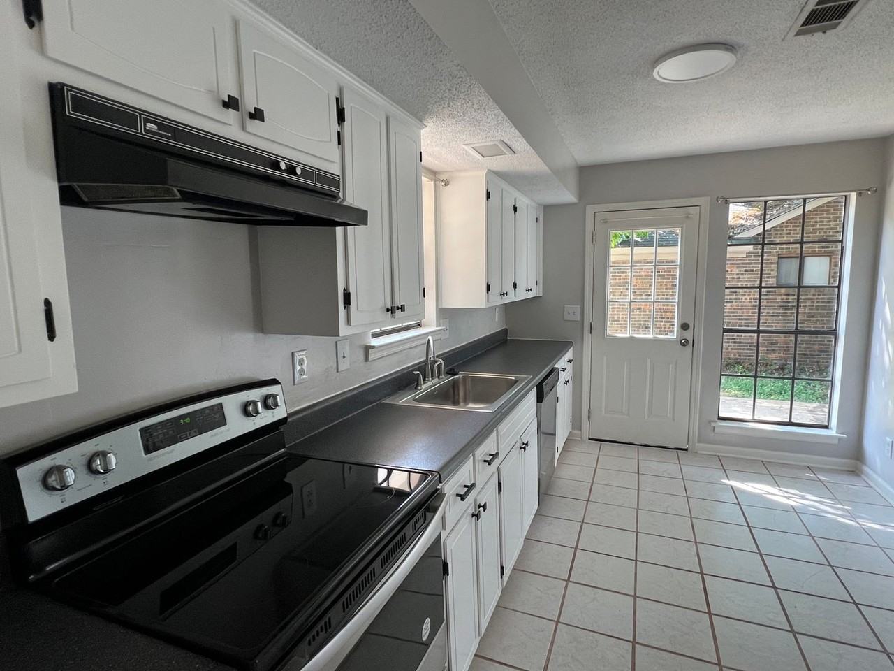 3233 Hillcrest Ln - Photo 4 of 18