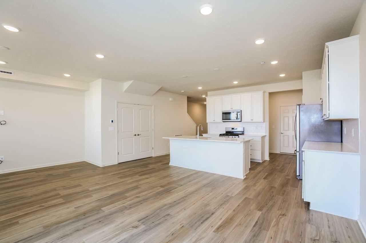 9738 Behner Dr - Photo 5 of 28
