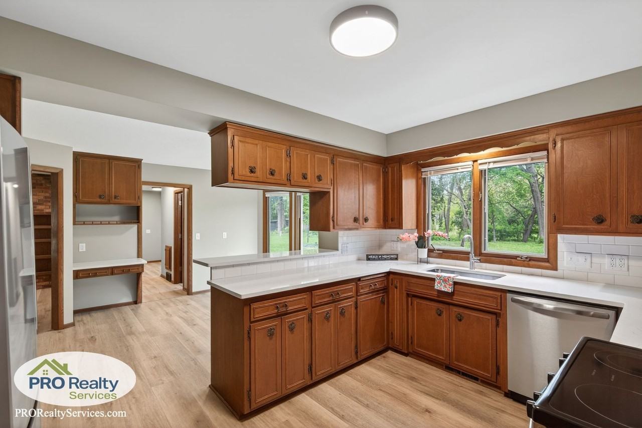 7803 49th Ave N - Photo 5 of 33