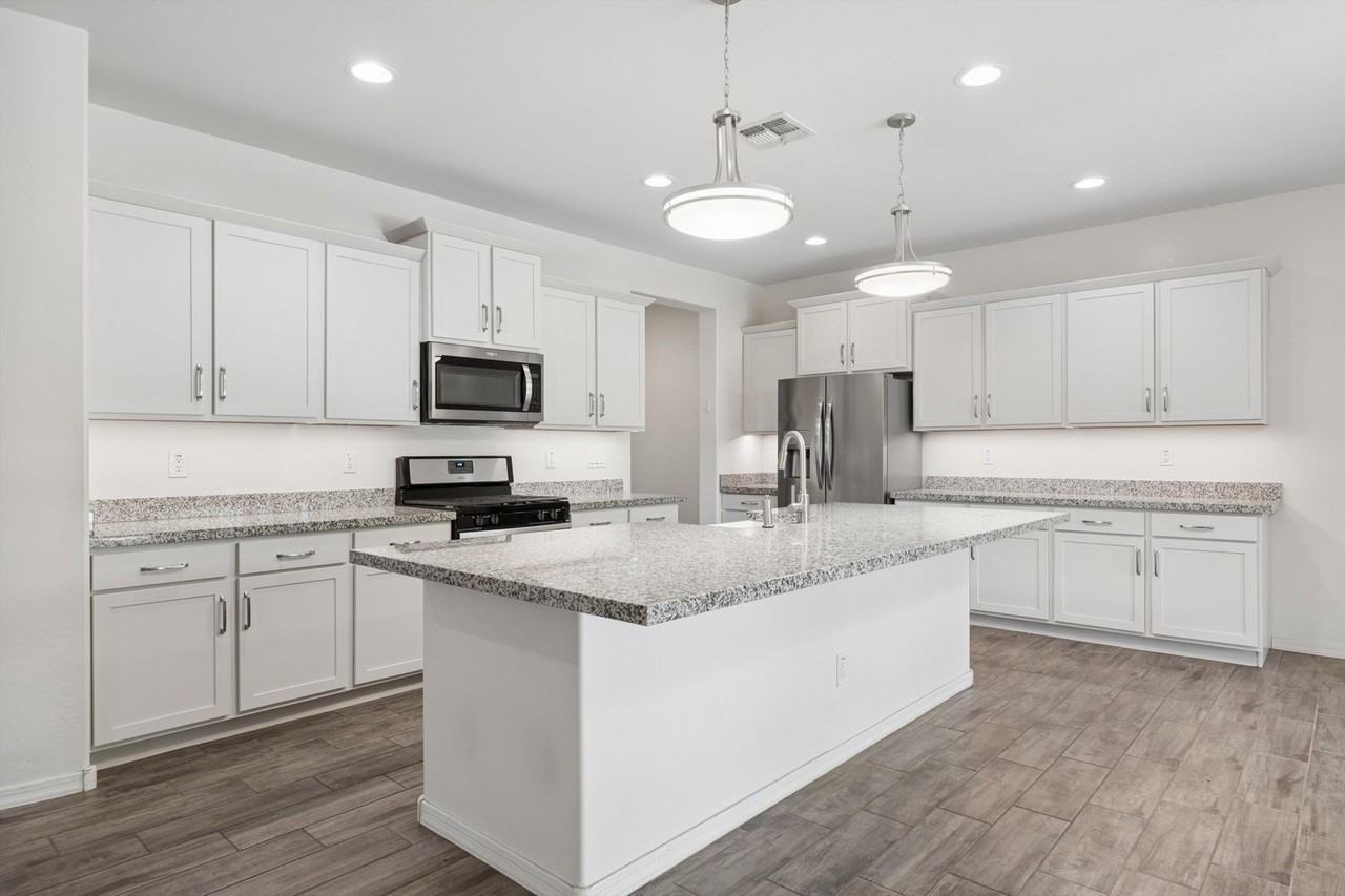 10445 E Tesla Ave - Photo 6 of 31