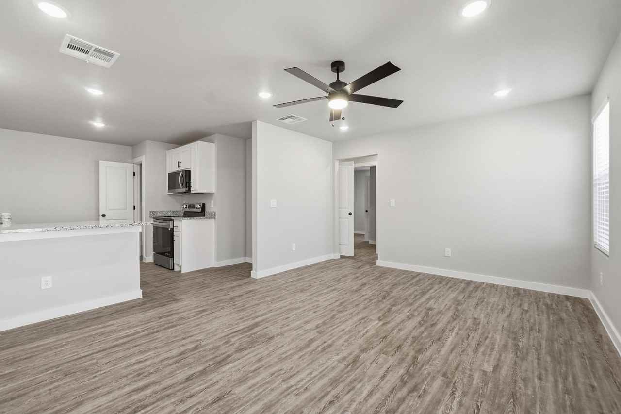 2852 Glennster St - Photo 3 of 28