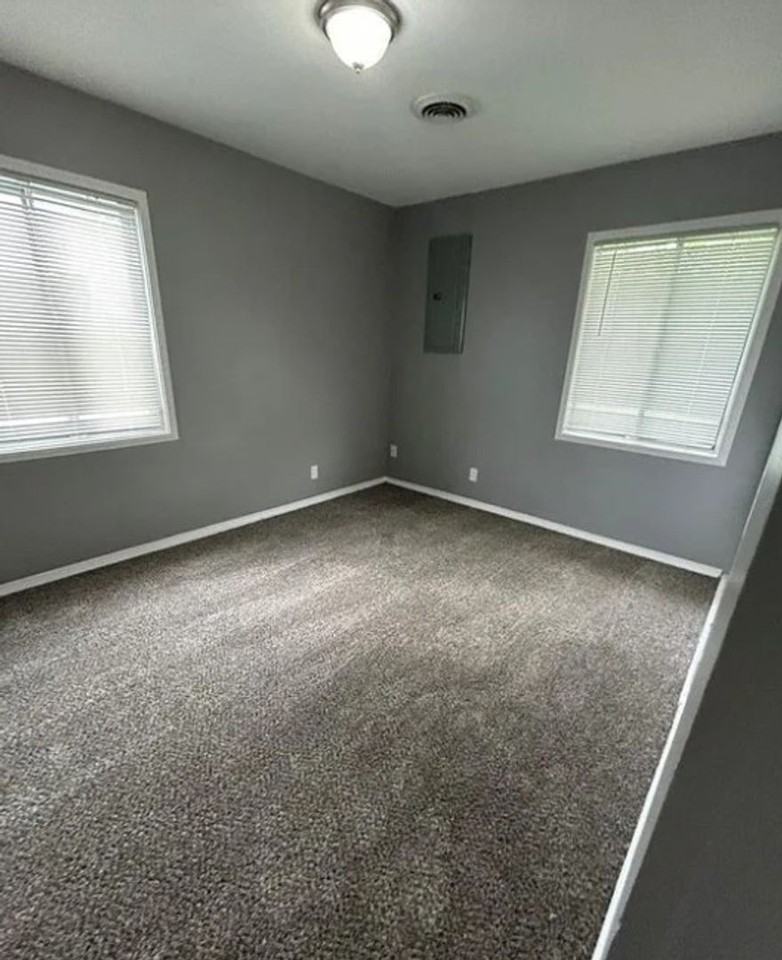 802 Saint Thomas Ln - Photo 3 of 8